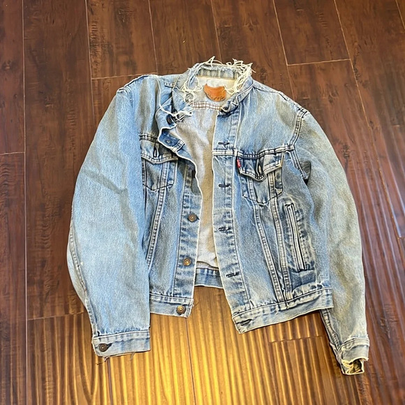 Vintage Levi’s distressed denim music icon U2 print size Large Jean jacket - Picture 2 of 6